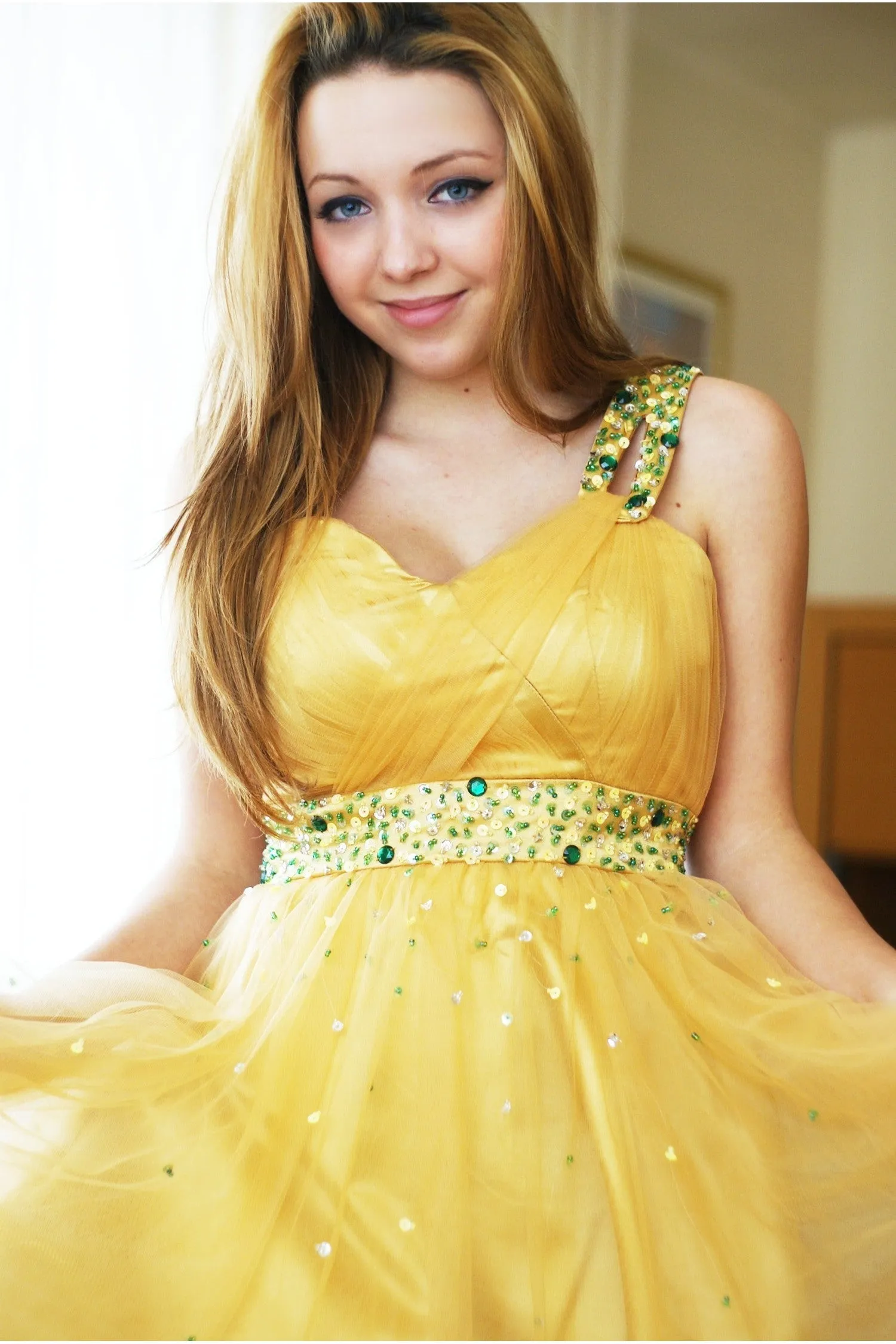 A-line One-shoulder Knee Length Tulle Rhinestone Prom Dress