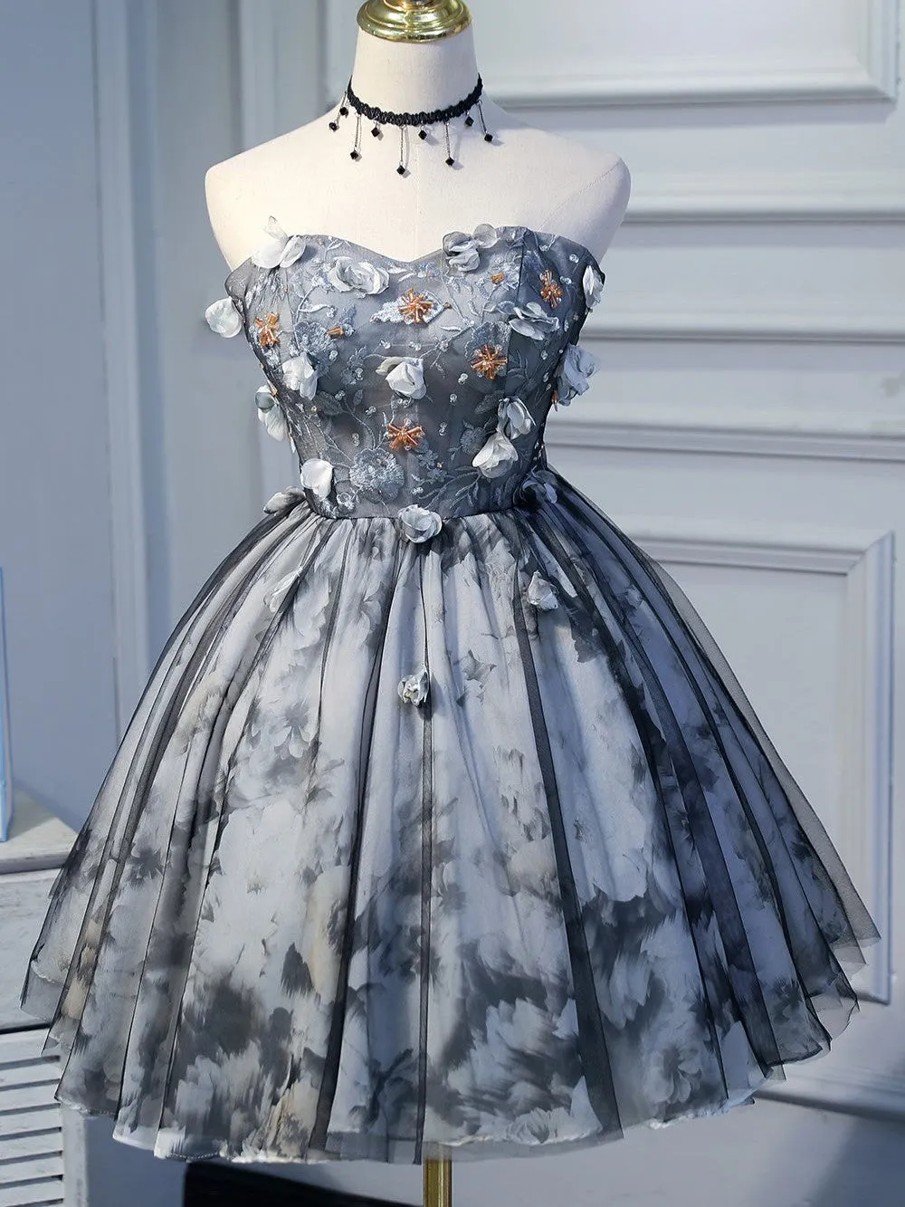 Strapless Sweetheart Short Homecoming Dresses with Flower Appliques