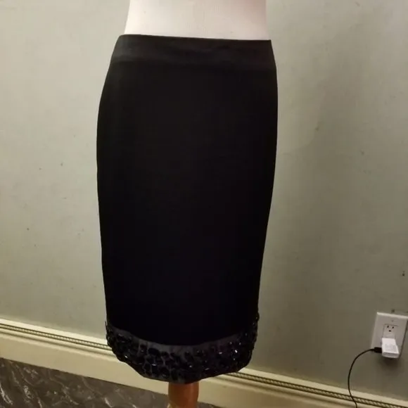 White House Black Market beaded pencil skirt size 0 (Q3)